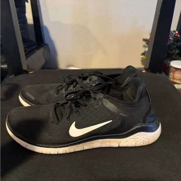 Nike Men's Black and White Athletic Shoes - Picture 3 of 4